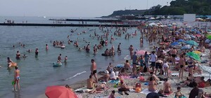 Несмотря на водоросли и мусор: пляжи Одессы заполнили толпы отдыхающих