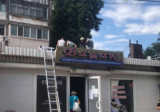 В Запорожье сгорел кондитерский магазин: пожар тушили 18 человек. Фото: ГСЧС