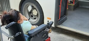 Обидно: днепрянка на инвалидной коляске не могла дождаться транспорт с пандусом