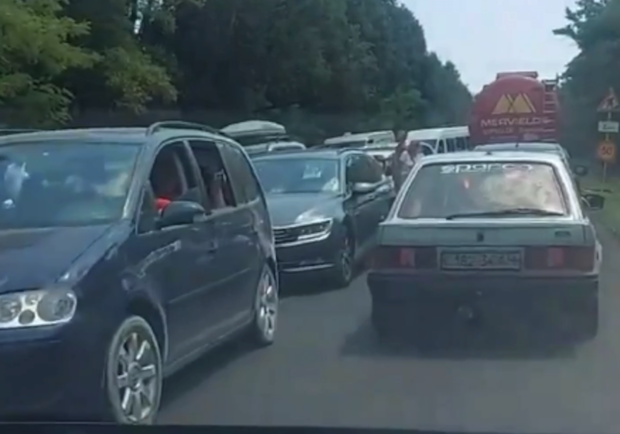 Стоят третий час: на трассе в Кирилловку огромная пробка - фото из соцсетей