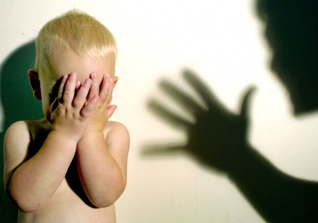 Угрожал убить своего маленького сына: в Запорожье мужчина избивал жену. Фото: Getty Images