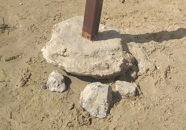 Трещины и навесы на "камнях": что с Правобережным пляжем спустя год после реконструкции - фото fb Валерий Прозапас