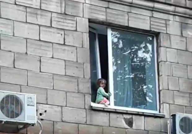 Герой: в центре Запорожья парень спас малышку, которая чуть не вывалилась из окна (видео) - фото Это Запорожье