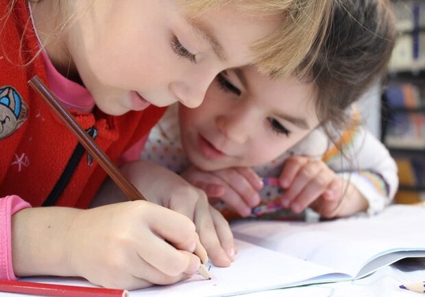 МОЗ хочет изменить систему оценивания в младших классах с баллов на буквы. Фото: suavethemes.com