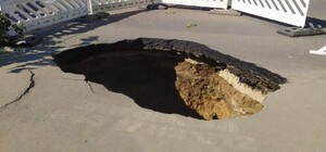 Объезжай: на Генерала Петрова провалилась дорога