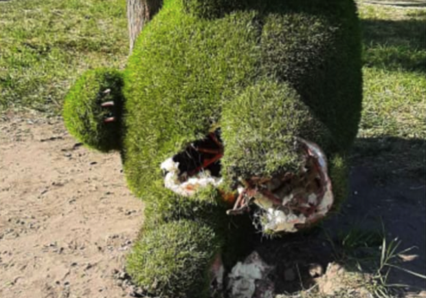 Что за люди: в парке Трудовой Славы изуродовали зеленых медведей - фото Зеленбуд
