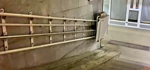 Потратили более четырех миллионов: в Одессе не работают подъемники для колясок