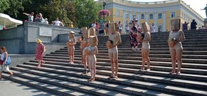 В нижнем белье и с пакетами на головах: в Одессе прошел странный перформанс