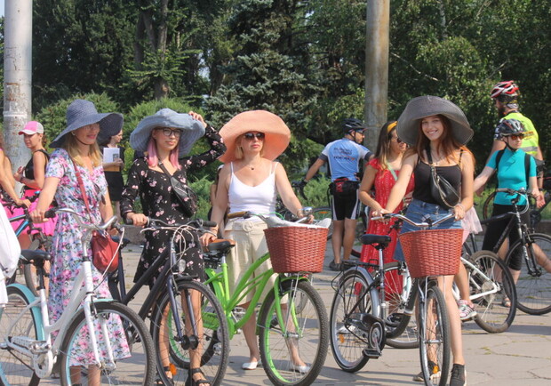 В Запорожье прошел женский велопарад в стиле Cycle Chic. Фото: "Первый Запорожский"