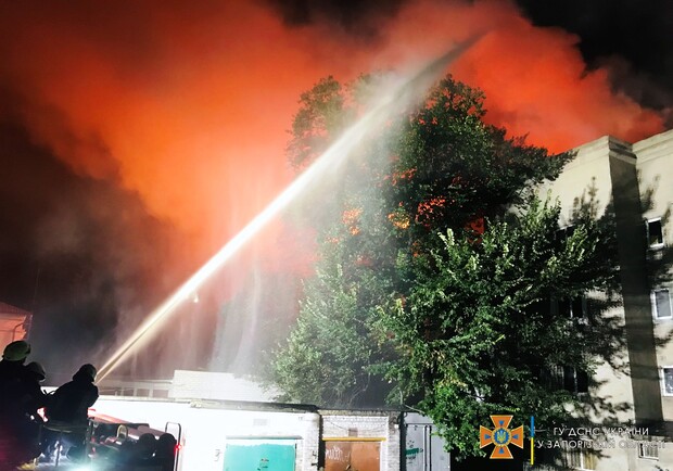 Спасатель – в больнице, жильцов – переселили: подробности пожара в районе Металлургов - фото ГСЧС