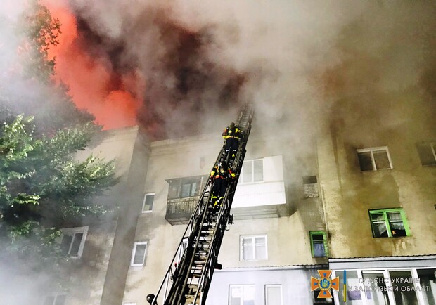 Масштабный пожар около Металлургов: жильцам сгоревшего дома выплатят по 25 тысяч. Фото: ГСЧС