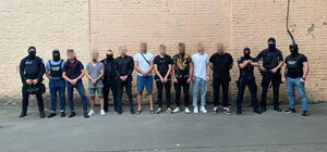 Грабили туристов: в Киеве задержали банду, водителем которой был полицейский