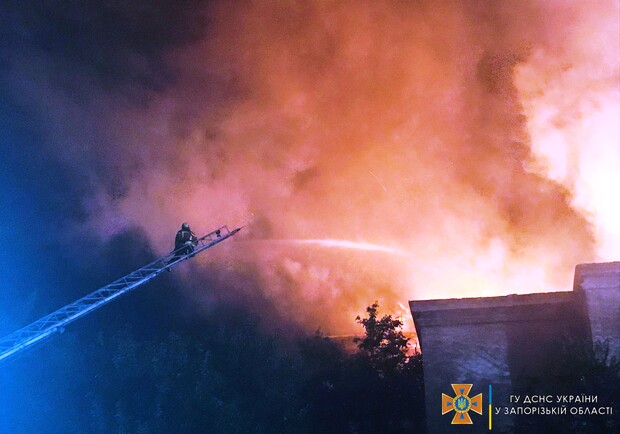 Жуткий пожар в районе Металлургов: кто оставил газовые баллоны на крыше. Фото: ГСЧС