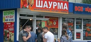 Продукты лежали на полу, а проточной воды – не было: люди отравились шаурмой из киоска