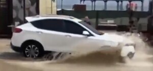 После ливня: в Кирилловке устраивают соревнования по нырянию машин