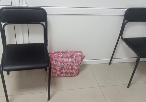 С запиской: в Запорожье люди засунули кота в сумку и бросили в коридоре клиники - фото fb Елена Пылова