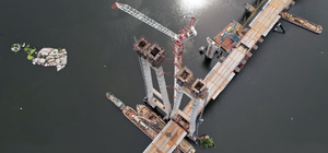 166 метров над землей: на запорожских мостах работают на самой высокой точке