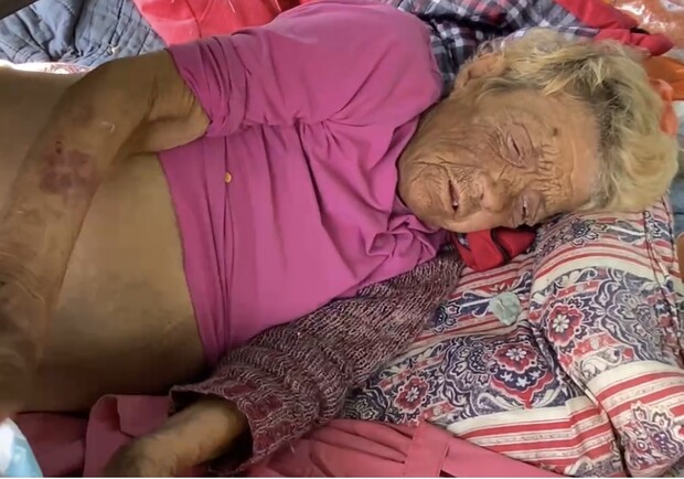 "Я так больше не могу": в Запорожье избитая старушка умирает на улице. Фото из видео
