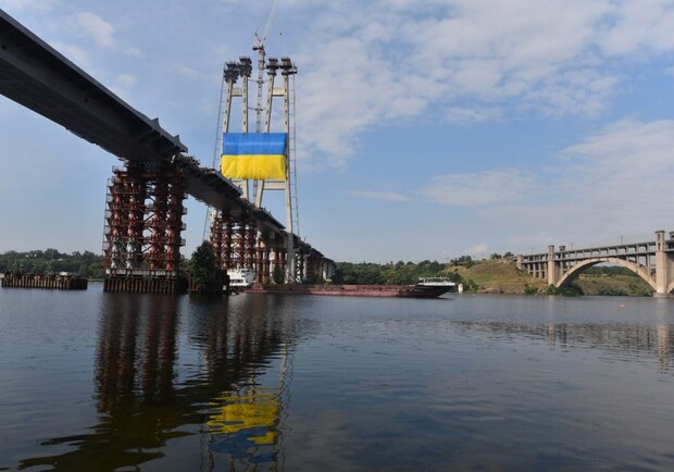 Самый высокий в Украине: на запорожских мостах появился огромный флаг. Фото: fb Александр Мироненко