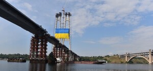 Самый высокий в Украине: на запорожских мостах появился огромный флаг