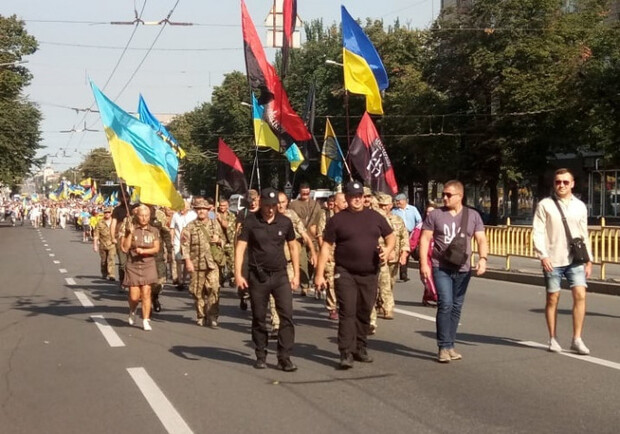 По главному проспекту Запорожья прошли сотни людей - фото: zp.depo.ua