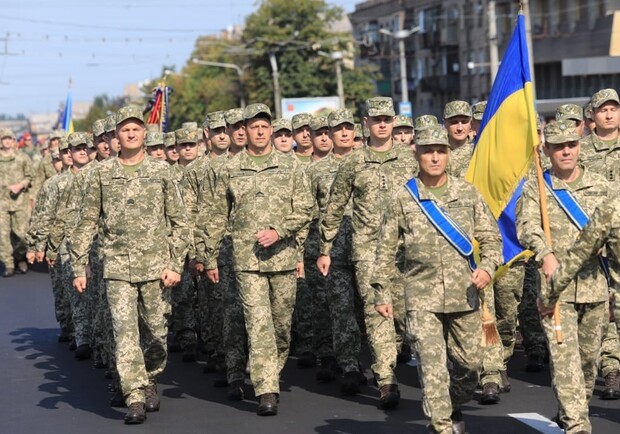Сотни военных и техники: в центре Запорожья прошел праздничный парад - фото: zp.gov.ua