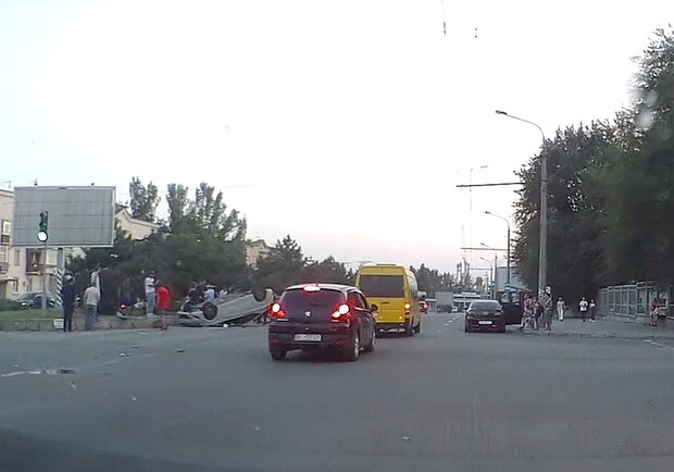 Трое в больнице: на проспекте Металлургов перевернулось авто - фото: tg Автоканал Запорожья