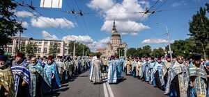Семь автобусов и три троллейбуса изменят маршрут: в центре Харькова перекроют улицы из-за крестного хода