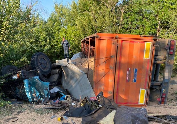 Водитель погиб: под Запорожьем КАМАЗ слетел в кювет - фото: ГУ НП