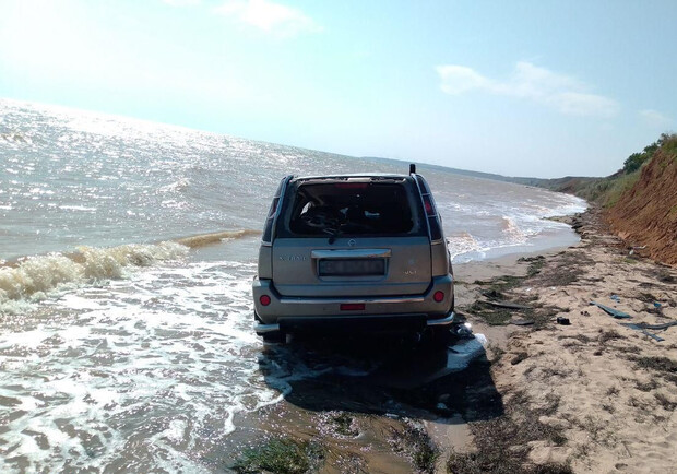 Прямо в воду: возле Бердянска автомобиль слетел с обрыва - фото: ГСЧС