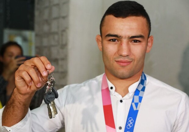 Дождался: запорожскому призеру Олимпиады вручили ключи от квартиры. Фото: ЗОГА