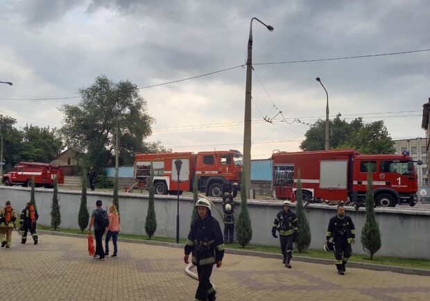 Дым и много спасателей: в ЗНУ произошел пожар - фото: ГСЧС