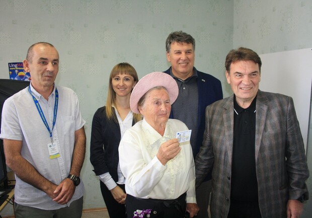 До этого был советский: женщина впервые получила украинский паспорт в 82 года - фото: Миграционная служба