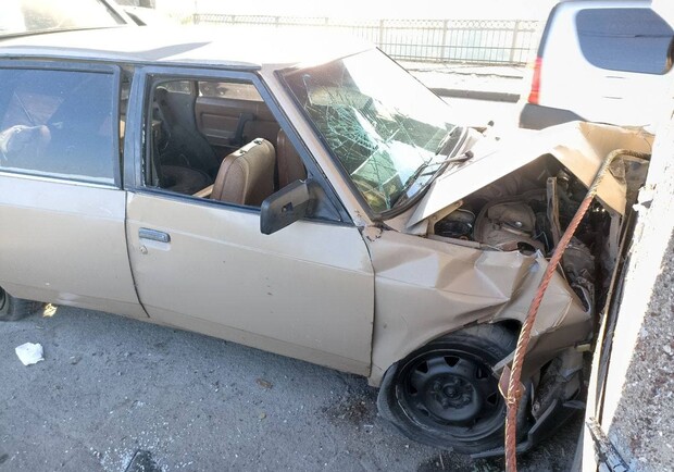 Есть пострадавшие: легковушка влетела в опору моста Преображенского - фото: патрульная полиция