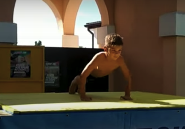 В Мелитополе 9-летний мальчик побил рекорд Украины по отжиманиям - фото РИА Мелитополь
