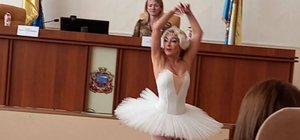 Решила удивить: под Одессой чиновница станцевала балет на совещании горсовета