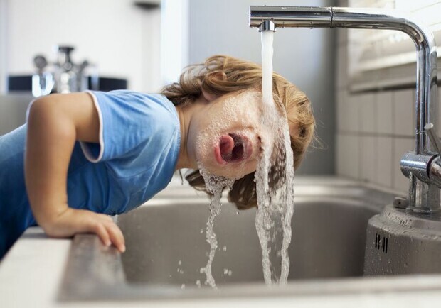 Лучше не пить: в питьевой воде Запорожья нашли отклонения. Фото: Getty Images