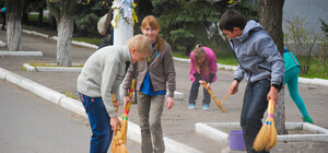 Два урока подряд: одесские школьники в непогоду пололи траву