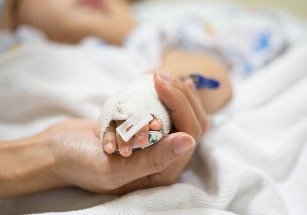 Потянул чайник за шнур: в больницу Запорожья попал малыш с жуткими ожогами. Фото: Getty Images
