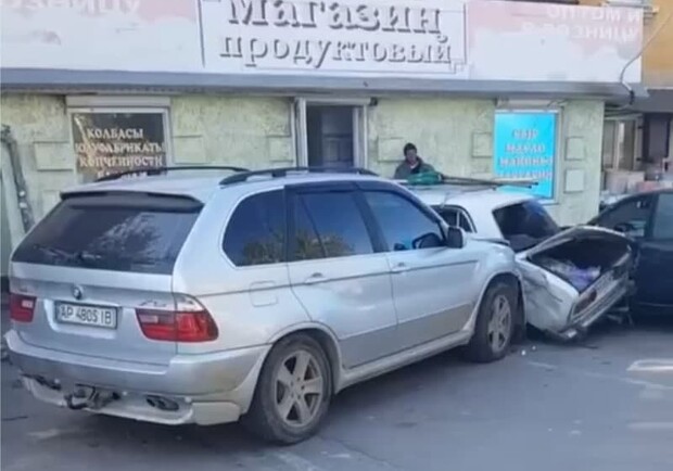 Гнался за вором: на Анголенко водитель на BMW сбил пешехода и протаранил 3 авто. Кадр из видео