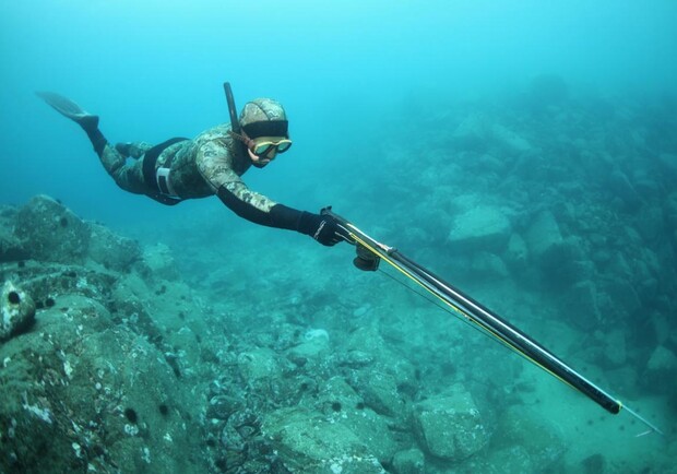 Под Запорожьем мужчина попал под катер и лишился руки во время подводной охоты. Фото: Getty Images