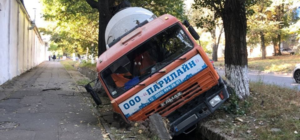 В Одессе бетономешалка провалилась в канаву: водитель сбежал