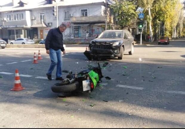 Пролетел несколько метров: на Победе мотоцикл столкнулся с легковушкой. Фото из соцсети