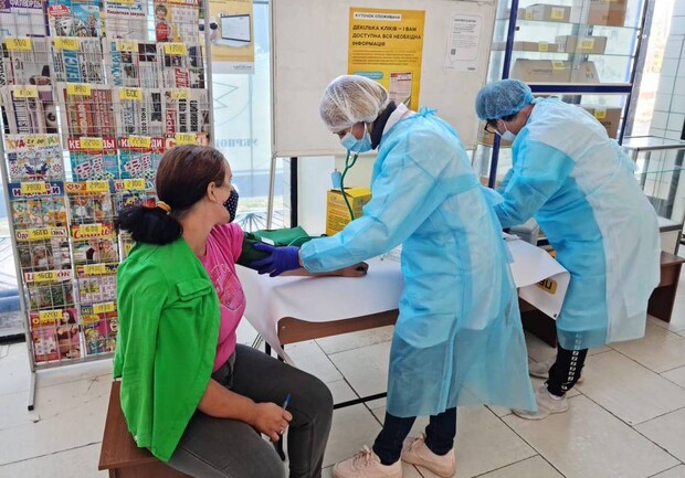 Удобно: прививки от COVID-19 начали делать в отделениях Укрпочты. Фото: ЗОГА