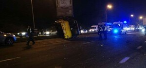 Упала на бок: на Броварском проспекте автомобиль врезался в маршрутку с пассажирами