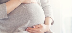 На высоте 4-го этажа: беременная девушка залезла на дерево и застряла