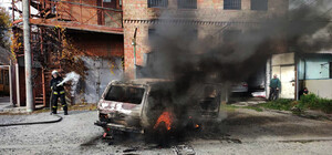 Чуть не взорвали дом: в Днепре на незаконном СТО вспыхнуло авто