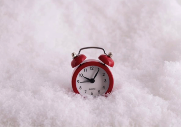 Перевод часов на зимнее время: когда и куда крутить стрелки - фото freepik.com