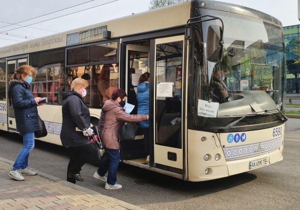 Первый день новых ограничений: как в Запорожье работает общественный транспорт. Фото: Vgorode