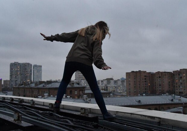 Разбилась насмерть: в Мелитополе девочка сорвалась с крыши школы. Фото: Getty Images